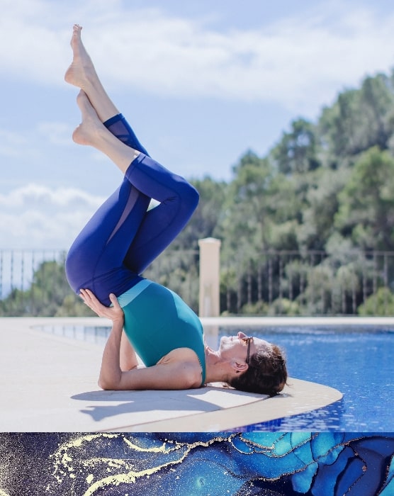 Yoga Figur am Swimming Pool
